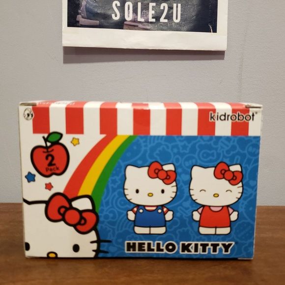 Sanrio x Kidrobot Hello Kitty Classic 3" Vinyl Figure (2-Pack) - Picture 2 of 3